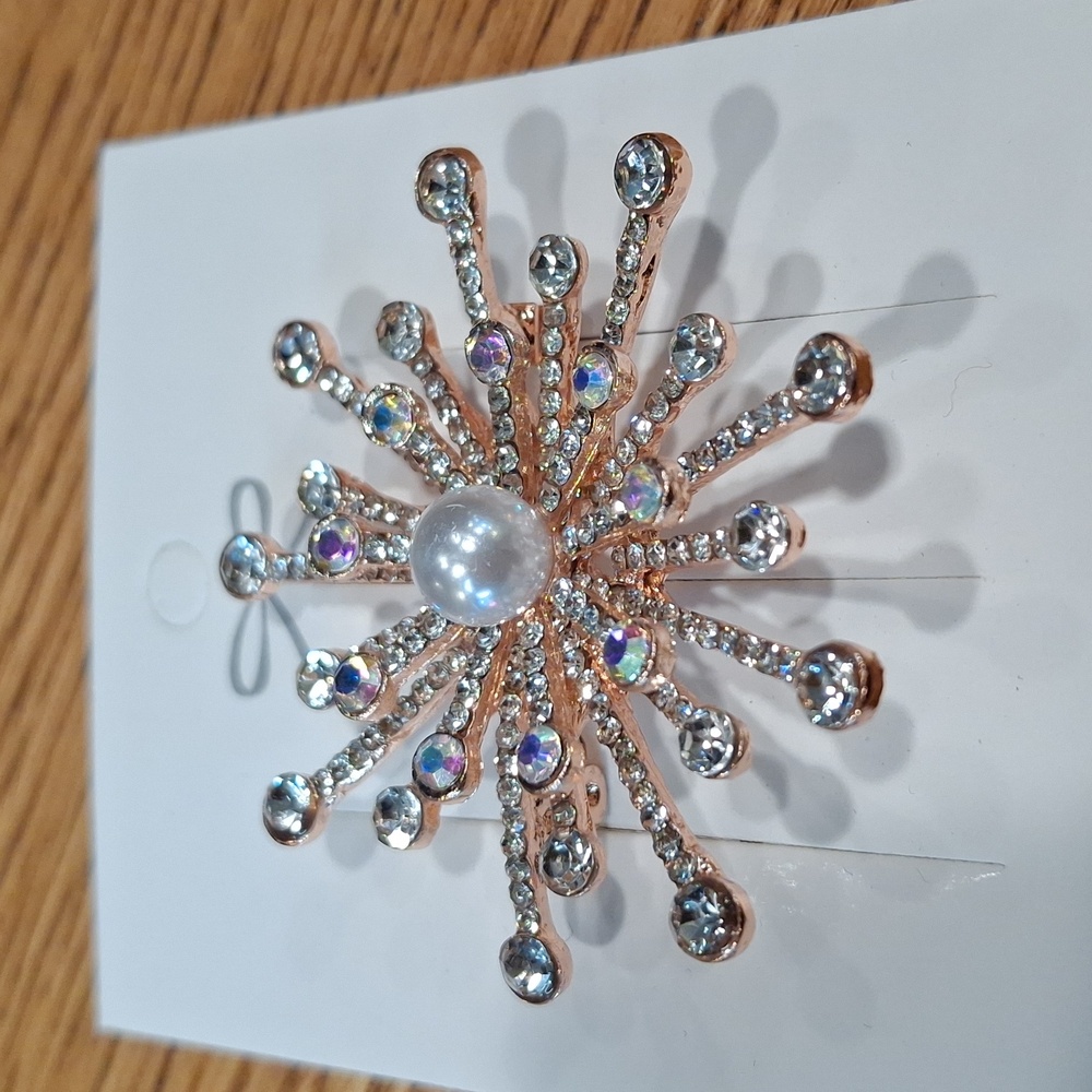 Elegant Pearl & Rhinestone Brooch In Rose Gold